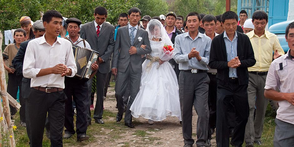 رمى العروسين بالقمامة فى "اسكتلندا" ومنع دخول المرحاض فى "بورنيو".. أغرب تقاليع الزواج حول العالم