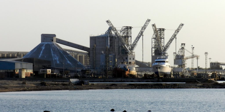 ميناء الإسكندرية يشهد نشاطا في حركة السفن والشاحنات