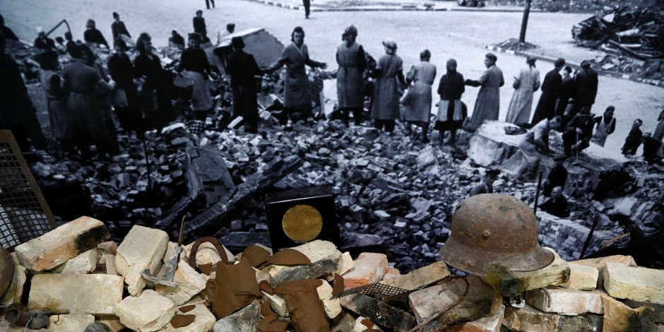 معرض عن هتلر في برلين يتساءل: كيف حدث هذا؟ (صور)