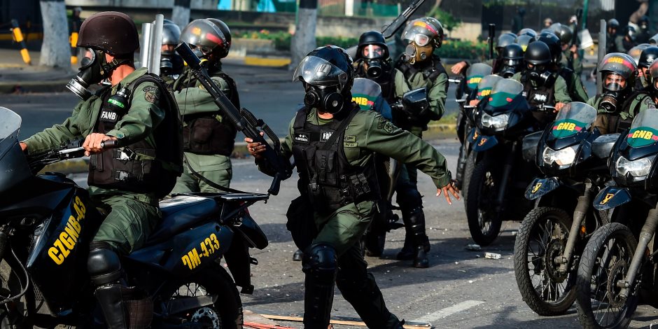 استمرار العنف في فنزويلا للمطالبة برحيل الرئيس مادورو (صور)