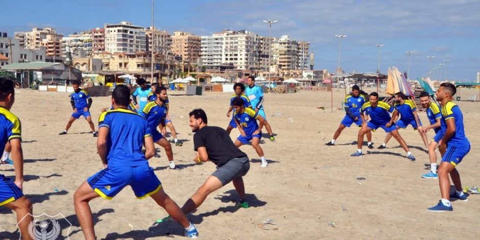 بالصور.. المصري يتدرب على شاطئ البحر استعداداً للزمالك في الكأس