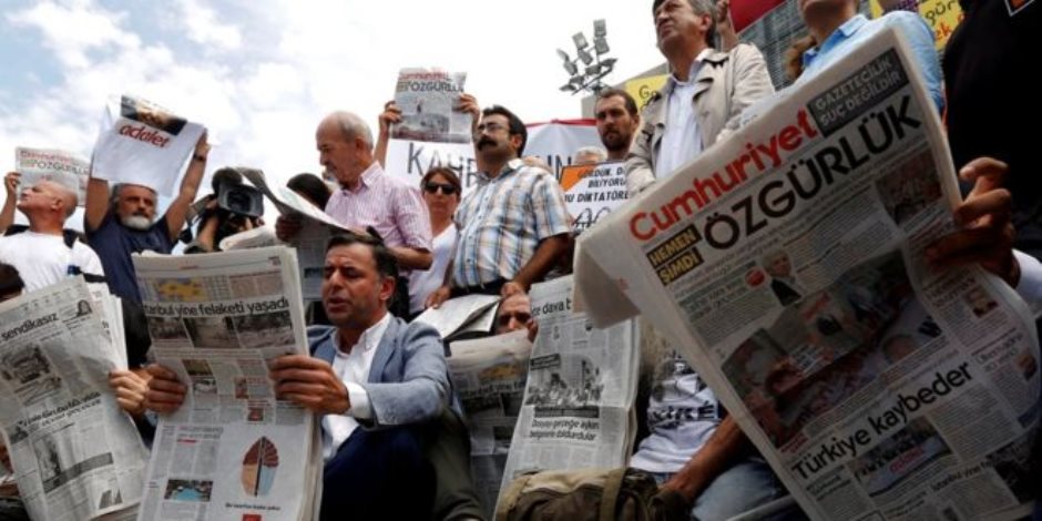 محكمة تركية تأمر باستمرار احتجاز 4 صحفيين بجريدة معارضة وتفرج عن 7 آخرين
