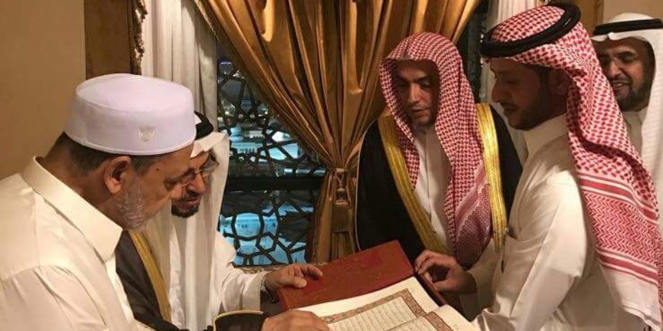 شيخ الأزهر يستقبل أئمة الحرم النبوي ويهدوه نسخة من المصحف الشريف (صور) شيخ الأزهر يستقبل أئمة الحرم النبوي ويهدوه نسخة من المصحف الشريف (صور)