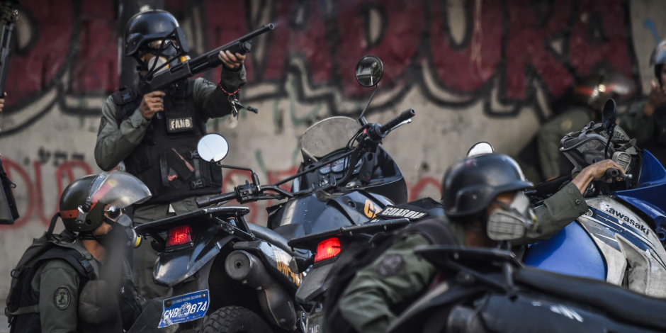 اشتباكات عنيفة في شوارع فنزويلا للمطالبة برحيل الرئيس مادورو (صور)