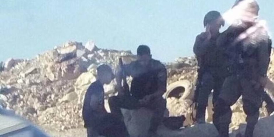 اعتقال شابا فلسطينيا حاول دهس جنود إسرائيليين بسيارته اعتقال شابا فلسطينيا حاول دهس جنود إسرائيليين بسيارته