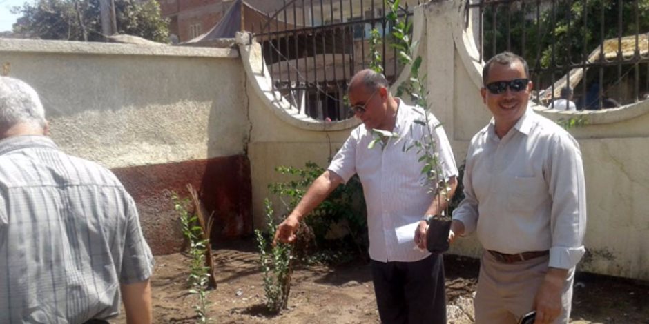 رئيس مدينة سمنود يشارك في زراعة 200 شجرة مثمرة بقرية الراهبين غربية (صور)