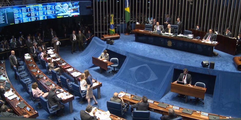 النواب البرازيليون يبدأون التصويت على إحالة الرئيس تامر إلى المحاكمة