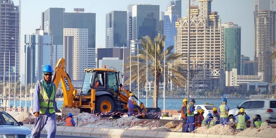 57 عامل أجنبي يغادر قطر كل ساعة بسبب الأزمة الاقتصادية 