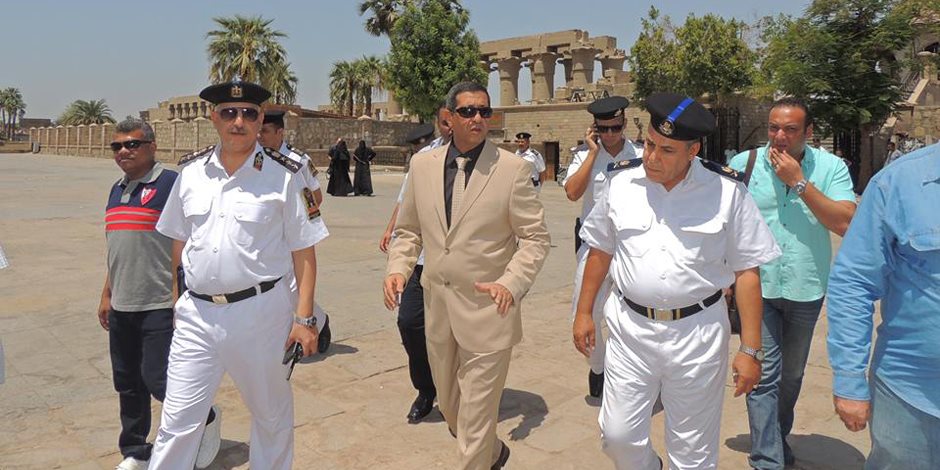 مدير أمن الأقصر يتفقد الخدمات والتمركزات ونقاط التفتيش الأمنية بمدينة طيبة