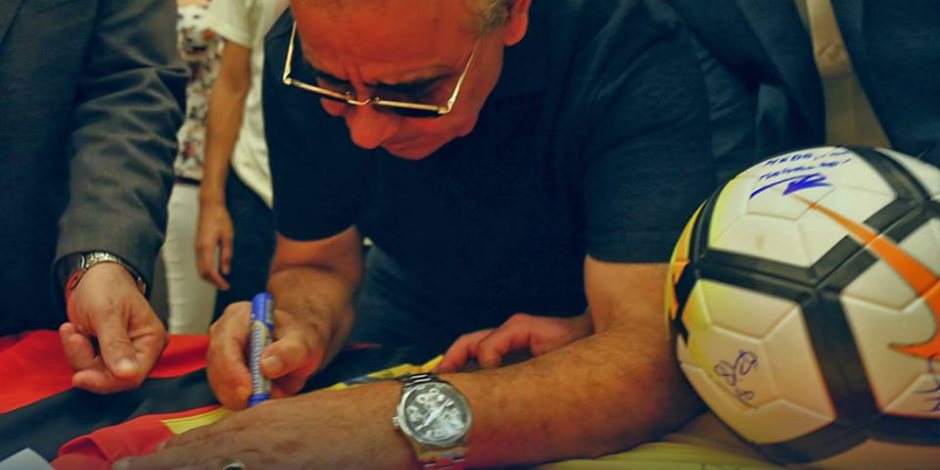 لاعبو الترجي يتركون توقيعهم «تذكار» قبل العودة لتونس (صور)
