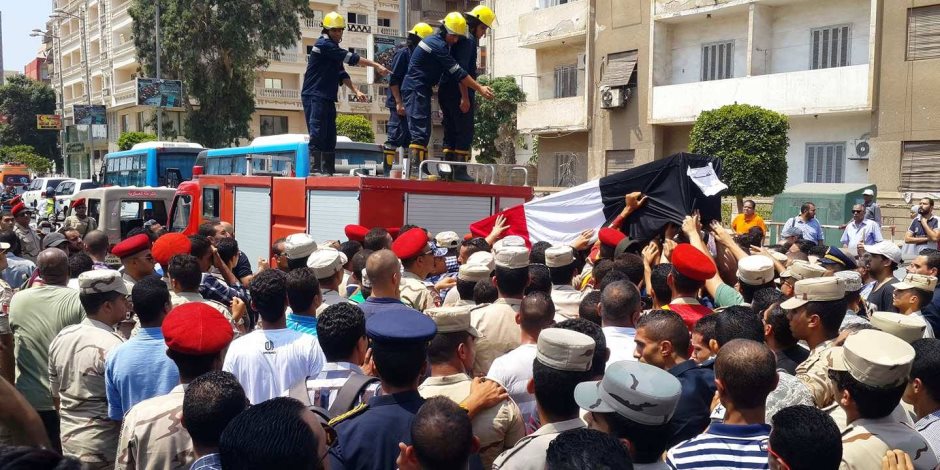تشييع جثمان شهيد بورسعيد الملازم «عمرو السقا» في جنازة عسكرية مهيبة (صور)