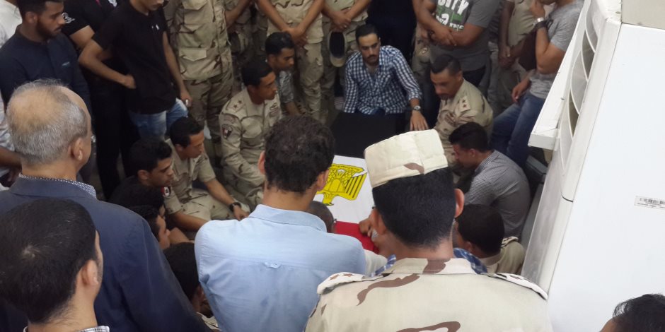 أهالي بورسعيد يستقبلون جثمان الشهيد عمرو السقا (صور)