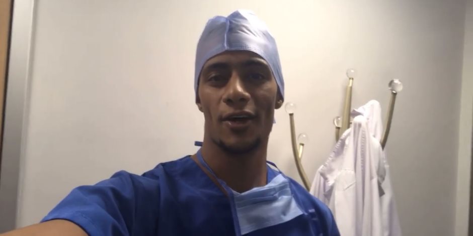 محمد رمضان ينتظر مولودته «كنز» داخل غرفة العمليات.. (فيديو) 