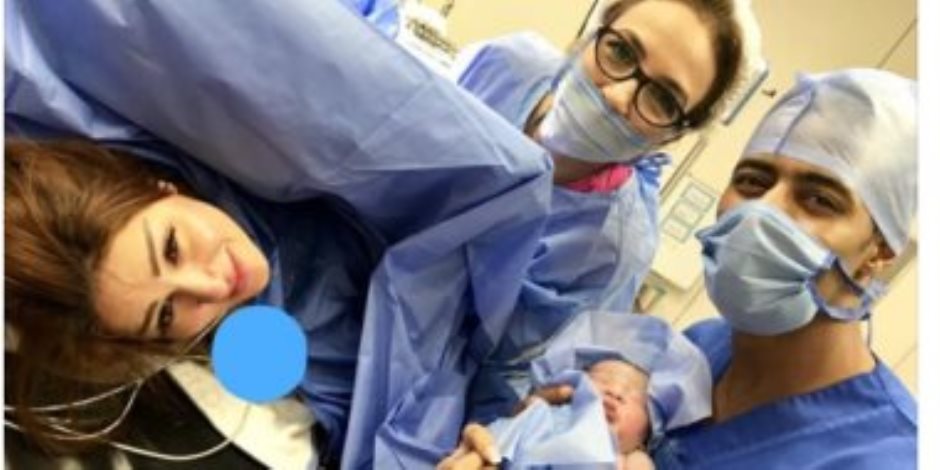 أول صورة لـ «محمد رمضان» مع مولودته الجديدة «كنز» من داخل غرفة العمليات