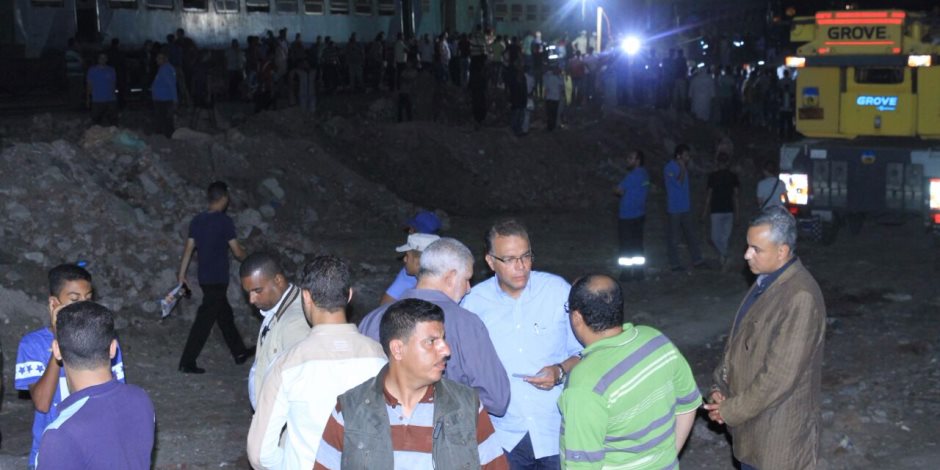 وزير النقل يتابع رفع عربات حادث قطاري الإسكندرية (صور)