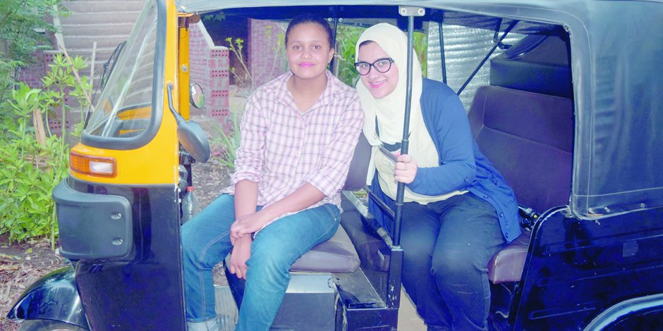 أصغر سائقة توك توك فى مصر: أنا بـ 100 راجل (فيديو وصور)