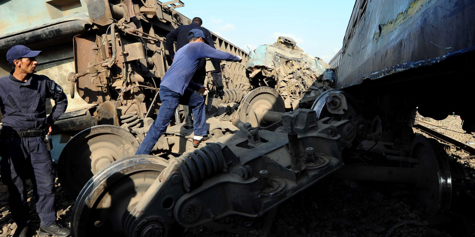 انتشال آثار حطام قطار الإسكندرية على جانبي السكة الحديد
