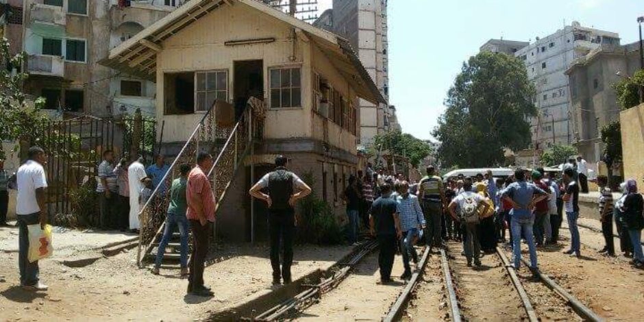 قطار أبوقير يثير الرعب بعدم توقفه في محطة فيكتوريا بالإسكندرية (صور)
