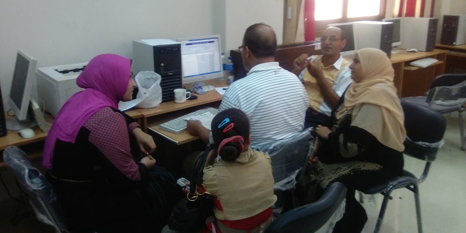  تسجيل رغبات 300طالب وطالبة بمعامل الحاسب الآلي بتربية كفر الشيخ  (صور)