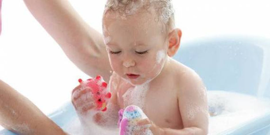 الإفراط فى استخدام الصابون والماء الساخن.. 5 أشياء تجعل الاستحمام ضار لجسمك ( انفوجراف )