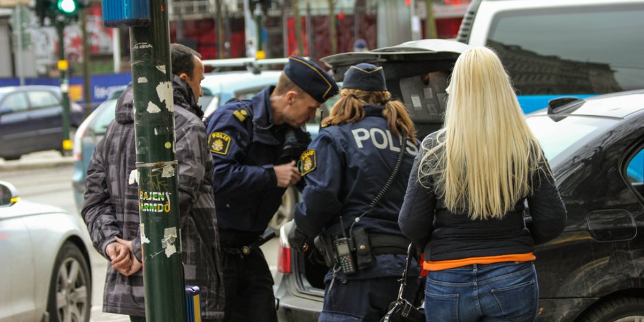 القبض على رجل بمطار سويدي للاشتباه في حمله متفجرات