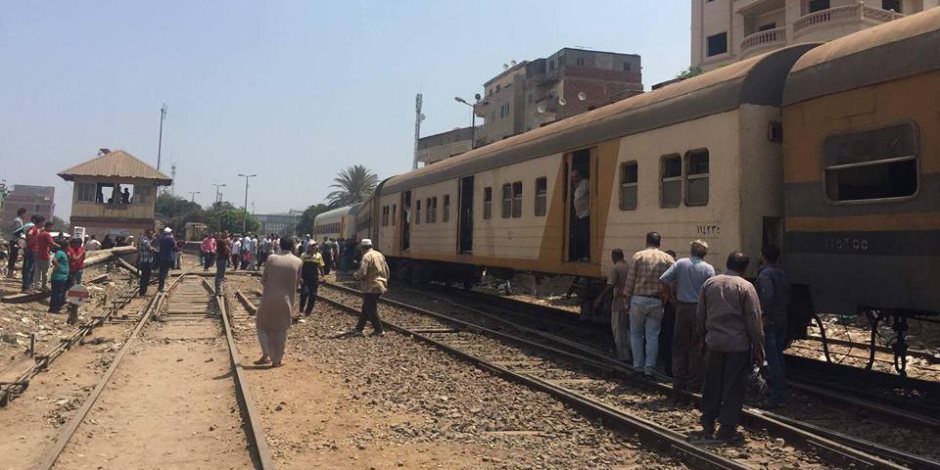 خروج  عجلات جرار قطار قلين- كفر الشيخ عن القضبان (صور)