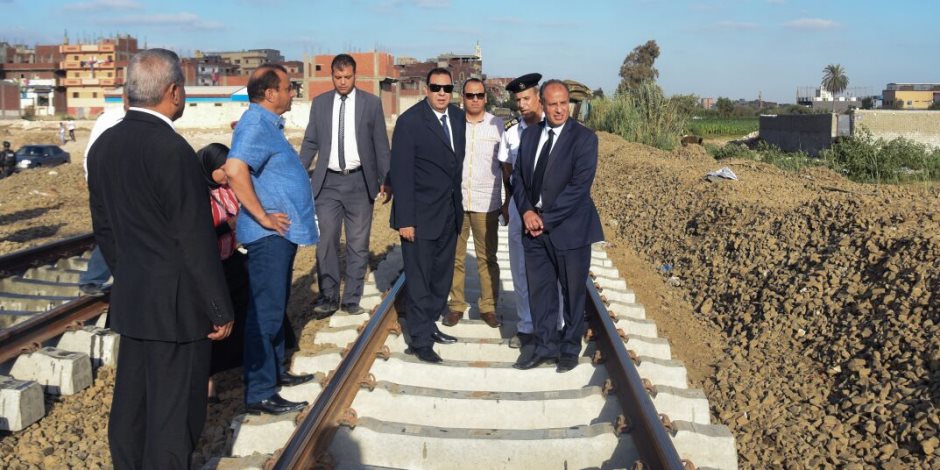 محافظ الإسكندرية يتفقد موقع حادث قطاري خورشيد للتأكد من عودة حركة القطارات  (صور)