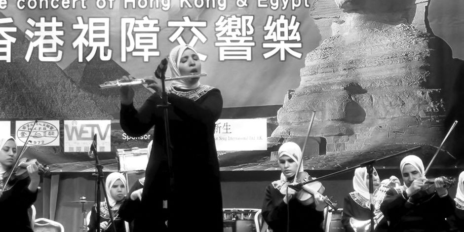 ألف هرم مضىء حملها الصينيون ترحيبا بعازفات أوركسترا «النور والأمل»