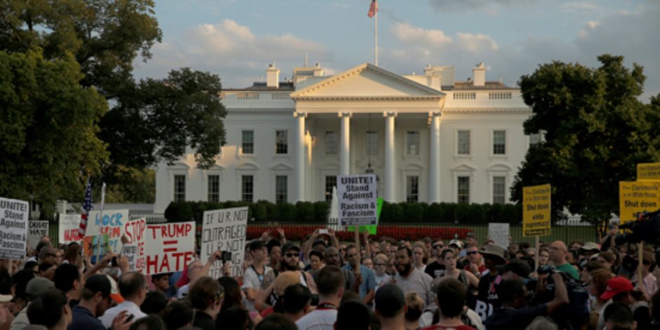 مظاهرات أمام البيت الأبيض احتجاجا على مقتل متظاهر في فرجينيا (صور)