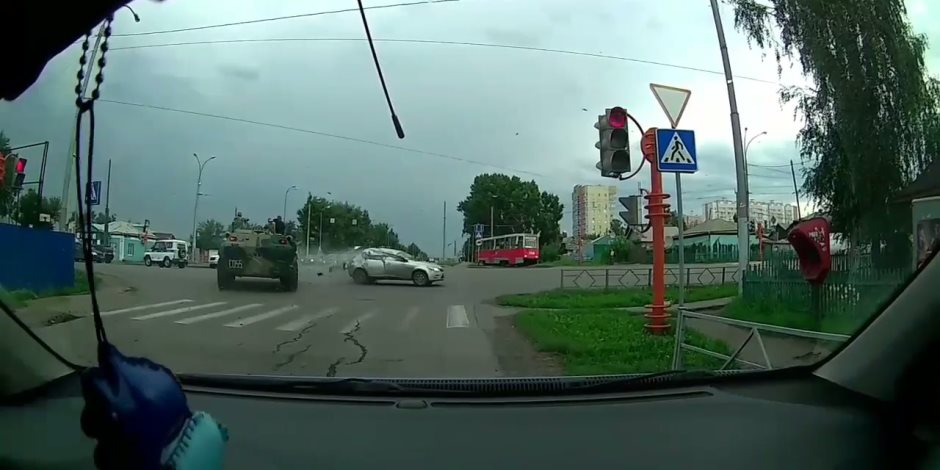 مدرعة تصدم سيارة كيا فى روسيا (فيديو)