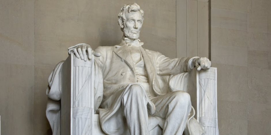 مجهولون يخربون نصب «لينكولن» في واشنطن بالطلاء
