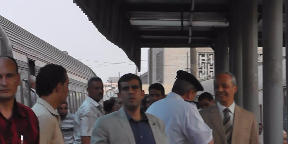 مدير أمن القليوبية ينهي أزمة تكدس ركاب قطار بنها‎ - ميت غمر بعد تعطله (صور)