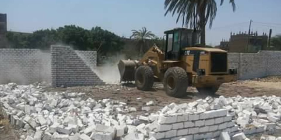إيقاف بناء 4 أبراج مخالفة بقرية "أبو فليو" بالمنيا