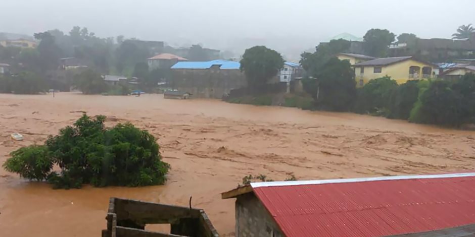 سيراليون تدفن ضحاياها بعد الفيضانات