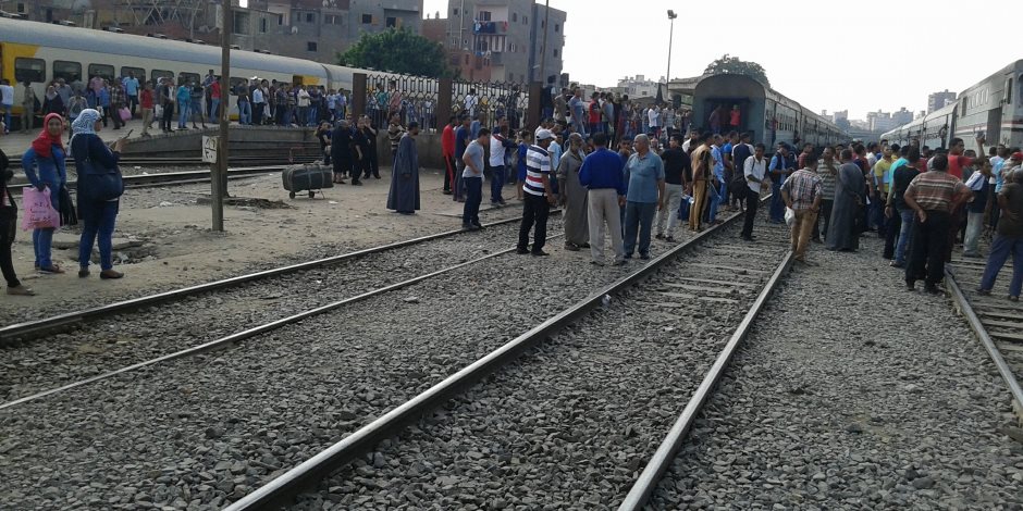 تجمهر ركاب بمحطة سكك حديد طنطا لعدم قيام قطارات إلى منوف (صور)