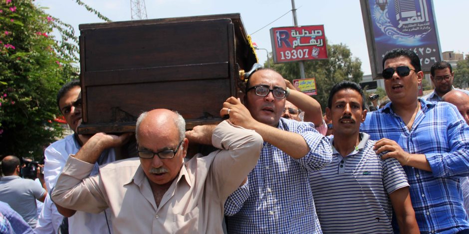 العشرات يشيعون جثمان رئيس حزب التجمع السابق رفعت السعيد (صور)