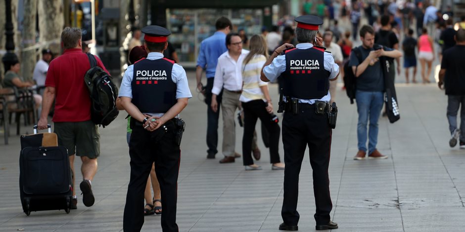 سباح يقف دقيقة حداد على ضحايا برشلونة (فيديو وصور)