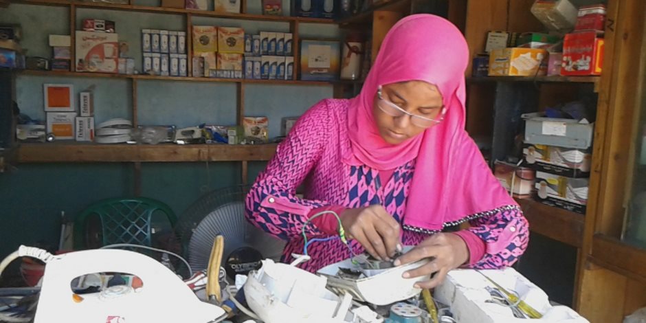  «بنت أسوان» تقتحم سوق العمل عبر ورشة صيانة أجهزة كهربائية (صور )