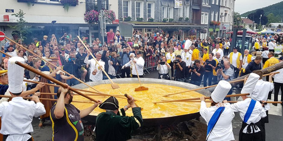 بالصور.. بلجيكيون يصنعون أكبر طبق عجة فى العالم ب 1000بيضة