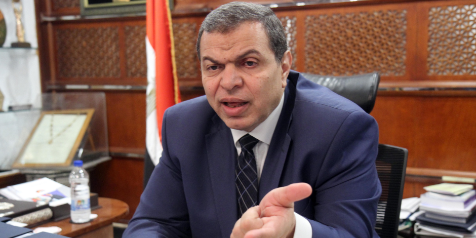 وزير القوى العاملة يتابع حالة المواطن المصري المعتدى عليه في الكويت