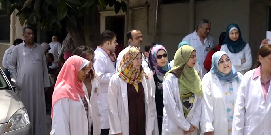 بتعويضات وزيادة بدل المخاطر.. لماذا مدت مصر الخدمة في المهن الطبية عامين؟