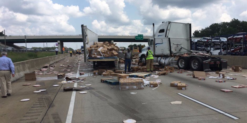 «قطع البيتزا تغطي طريق بولاية أركنساس».. حادث مأساوي لشاحنة أمريكية