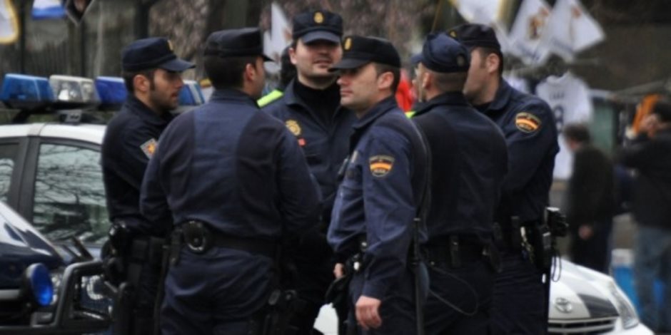 تظاهر آلاف الكتالونيين فى برشلونة بعد اعتقال زعيم الإقليم