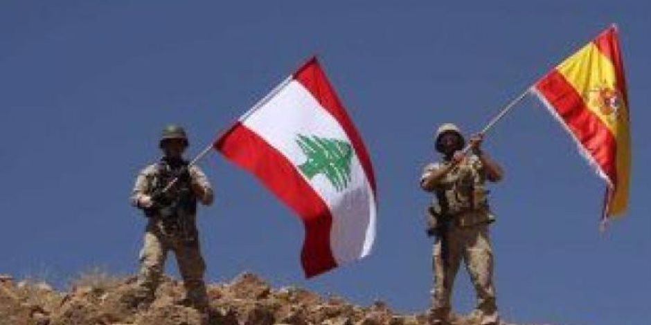 جندى لبنانى يرفع علم إسبانيا تضامنا مع ضحايا هجوم برشلونة