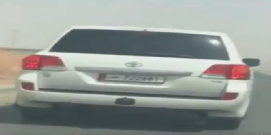 سعودي يستوقف حاج قطري داخل المملكة ويقدم التحية له (فيديو)