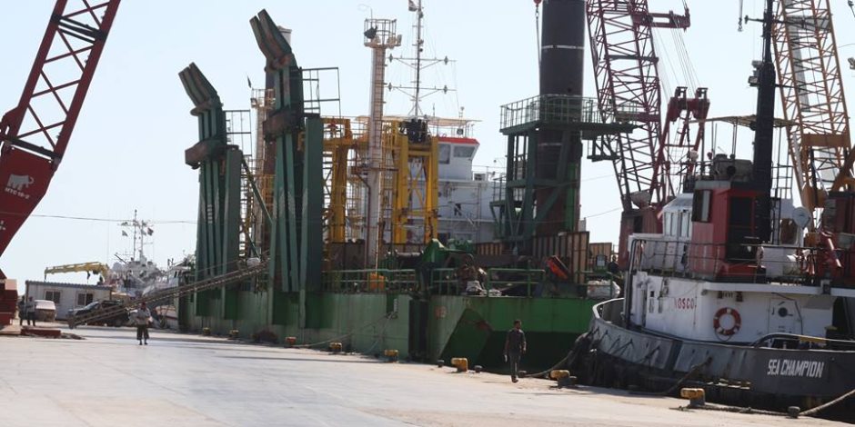 وصول البارج «نسيم» إلى ميناء البرلس بكفر الشيخ لتحميل ونش 500 طن للعمل في المياه 