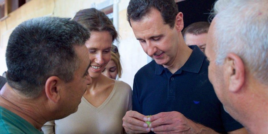 بشار الأسد وزوجته يأكلان التين وسط أهالي طرطوس