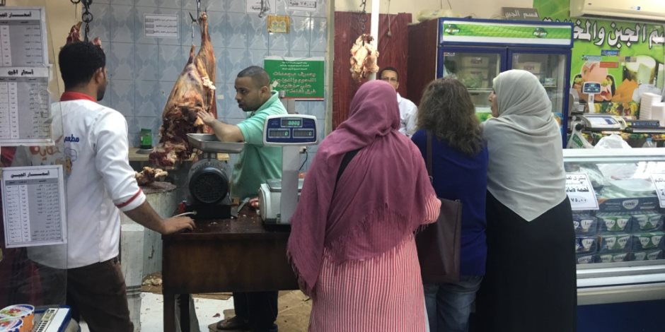 إقبال المواطنين بأسيوط على منافذ بيع اللحوم استعدادًا لعيد الأضحى
