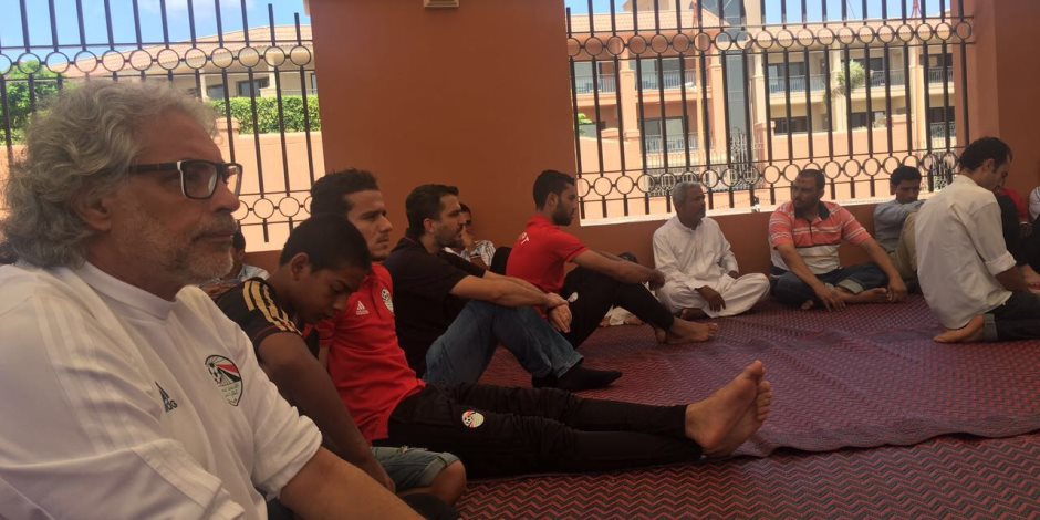 لاعبو المنتخب يؤدون صلاة الجمعة بفندق الإقامة ببرج العرب لاعبو المنتخب يؤدون صلاة الجمعة بفندق الإقامة ببرج العرب