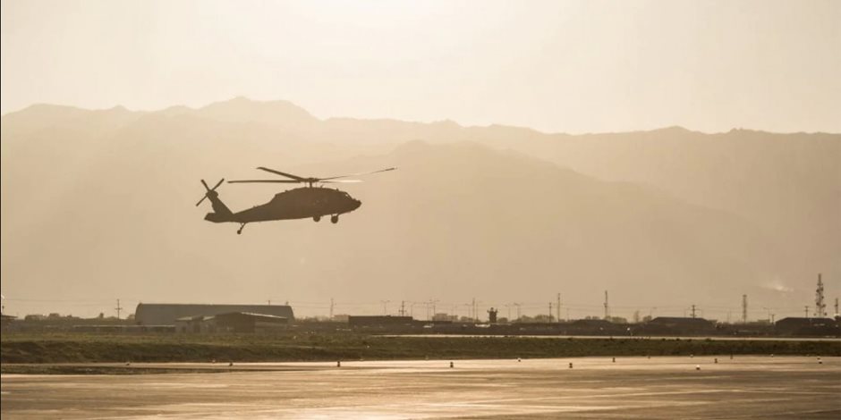 طائرة هليكوبتر تحلق في سماء أسوان للتمشيط الأمني